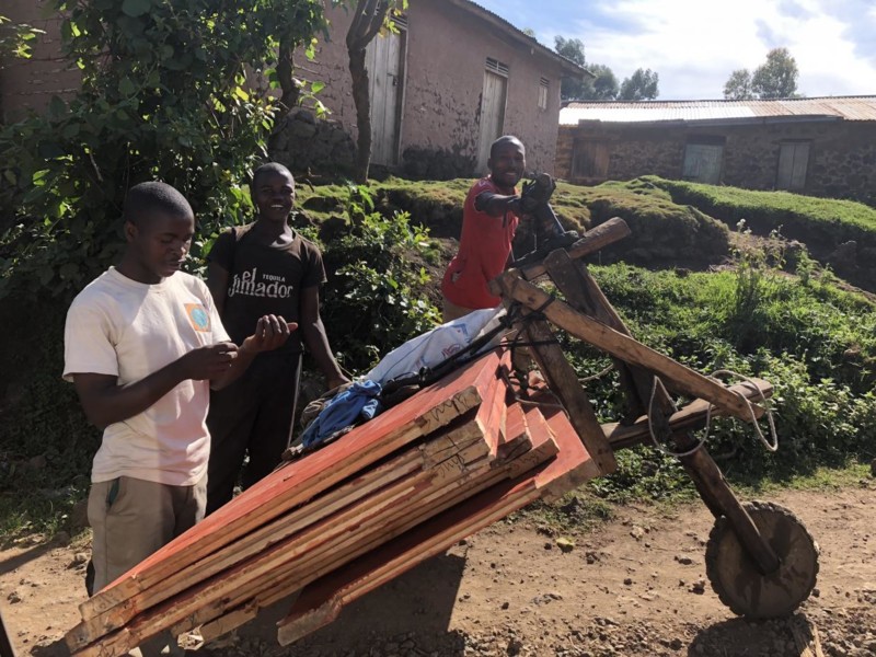 Under dagarna i Uganda träffade vi massvis av trevliga människor. Dessa tre män kämpade sig uppför en backe med hjälp av en trehjuling helt bygd i trä.