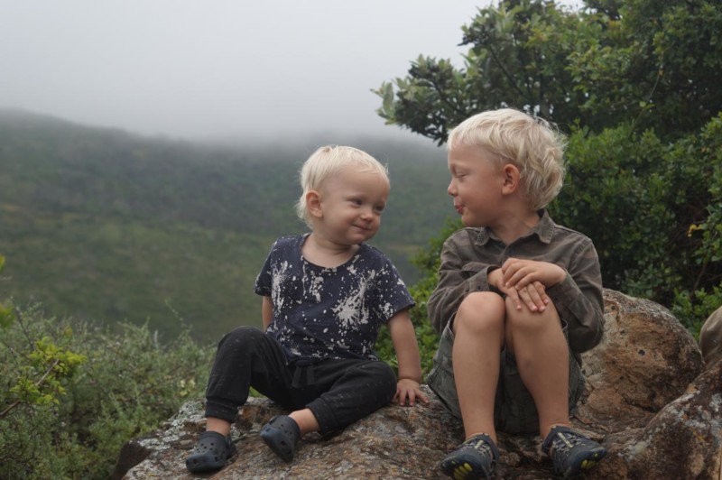 Ola och Max busar med varandra på en klippavsatts vid The Heads. Att åka på en safariresa med familjen är svårslaget!