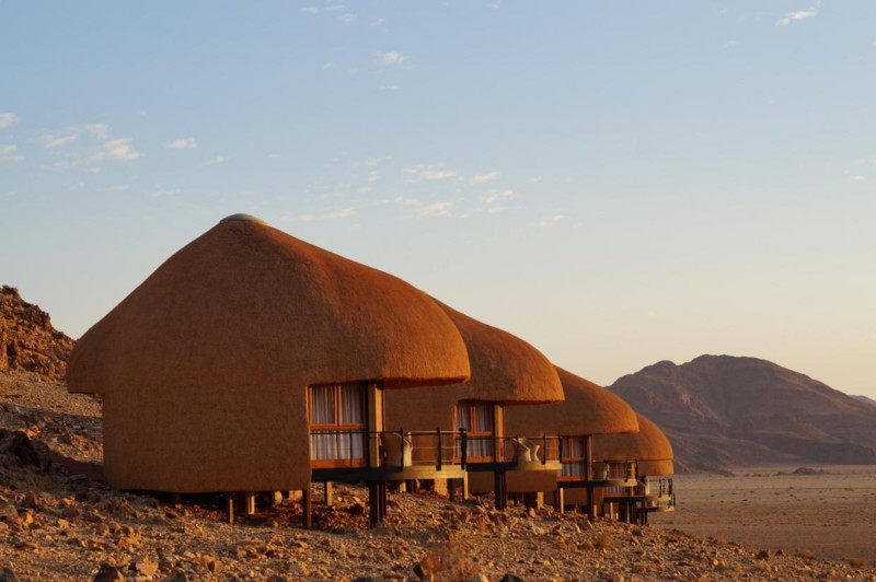 Våra fantastiska bungalows på Desert Hill Lodge i solnedgången.