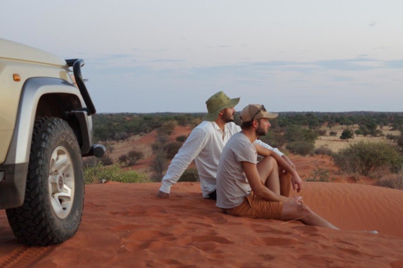 Josef & Joel får njuta av solnedgången över Kalahari första kvällen i Namibia.